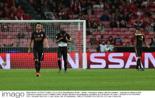 Fußball, Champions League, Benfica Lissabon - Galatasaray Istanbul UEFA Champions League Group C football match between Benfica and Galatasaray at Estadio da Luz Stadium in Lisbon, Portugal on 03 November , 2015. Pictured: Bilal Kisa (L) and Selcuk Inan of Galatasaray. 