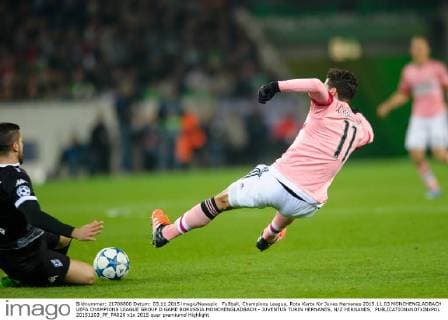Fußball, Champions League, Rote Karte für Juves Hernanes 2015.11.03 MONCHENGLADBACH UEFA CHAMPIONS LEAGUE GROUP D GAME BORUSSIA MONCHENGLADBACH - JUVENTUS TURIN HERNANES, N Z HERNANES,  20151103_PF_PA026