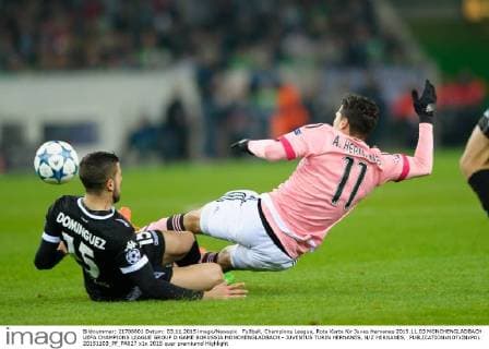 Fußball, Champions League, Rote Karte für Juves Hernanes 2015.11.03 MONCHENGLADBACH UEFA CHAMPIONS LEAGUE GROUP D GAME BORUSSIA MONCHENGLADBACH - JUVENTUS TURIN HERNANES, N Z HERNANES,  20151103_PF_PA027