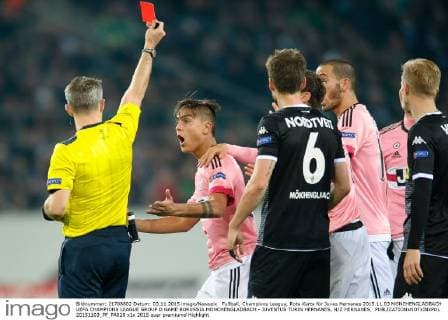 Fußball, Champions League, Rote Karte für Juves Hernanes 2015.11.03 MONCHENGLADBACH UEFA CHAMPIONS LEAGUE GROUP D GAME BORUSSIA MONCHENGLADBACH - JUVENTUS TURIN HERNANES, N Z HERNANES,  20151103_PF_PA028