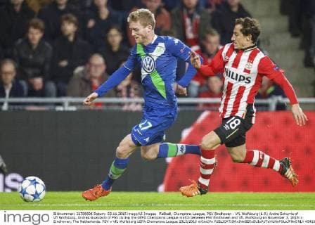 Fußball, Champions League, PSV Eindhoven - VfL Wolfsburg (L-R) Andre Schurrle of Vfl Wolfsburg, Andres Guardado of PSV during the UEFA Champions League match between PSV Eindhoven and VfL Wolfsburg on November 3, 2015 in Eindhoven, The Netherlands. PSV v VfL Wolfsburg UEFA Champions League 2015 2016 xVIxxIVx 4541020