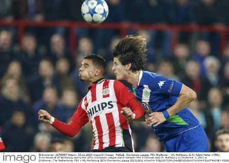 Fußball, Champions League, PSV Eindhoven - VfL Wolfsburg (L-R) Adam Maher of PSV, Timm Klose of Vfl Wolfsburg during the UEFA Champions League match between PSV Eindhoven and VfL Wolfsburg on November 3, 2015 in Eindhoven, The Netherlands. PSV v VfL Wolfsburg UEFA Champions League 2015 2016 xVIxxIVx 4541021