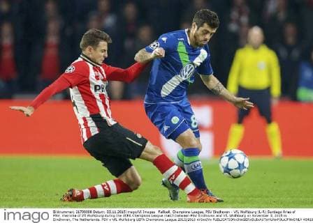 Fußball, Champions League, PSV Eindhoven - VfL Wolfsburg (L-R) Santiago Arias of PSV, Vieirinha of Vfl Wolfsburg during the UEFA Champions League match between PSV Eindhoven and VfL Wolfsburg on November 3, 2015 in Eindhoven, The Netherlands. PSV v VfL Wolfsburg UEFA Champions League 2015 2016 xVIxxIVx 4541022