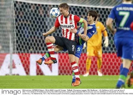 Fußball, Champions League, PSV Eindhoven - VfL Wolfsburg (L-R) Luuk de Jong of PSV, Timm Klose of Vfl Wolfsburg during the UEFA Champions League match between PSV Eindhoven and VfL Wolfsburg on November 3, 2015 in Eindhoven, The Netherlands. PSV v VfL Wolfsburg UEFA Champions League 2015 2016 xVIxxIVx 4541052