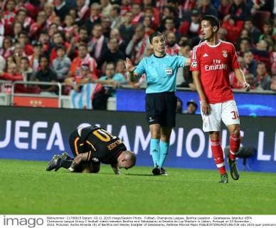Fußball, Champions League, Benfica Lissabon - Galatasaray Istanbul UEFA Champions League Group C football match between Benfica and Galatasaray at Estadio da Luz Stadium in Lisbon, Portugal on 03 November , 2015. Pictured: Andre Almeida (R) of Benfica and Wesley Sneijder of Galatasaray, Referee Milorad Mazic 