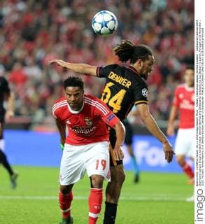 Fußball, Champions League, Benfica Lissabon - Galatasaray Istanbul UEFA Champions League Group C football match between Benfica and Galatasaray at Estadio da Luz Stadium in Lisbon, Portugal on 03 November , 2015. Pictured: Eliseu Pereira 19 of Benfica anJason Denayer of Galatasaray. 