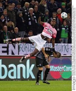 03.11.2015, xovx, Fussball UEFA Champions League, Borussia Menchengladbach - Juventus Turin, emspor, v.l. Kopfballduell zwischen Paul Pogba (Juventus Turin) und Granit Xhaka (Borussia Moenchengladbach), Aktion.