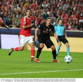 Fußball, Champions League, Benfica Lissabon - Galatasaray Istanbul UEFA Champions League Group C football match between Benfica and Galatasaray at Estadio da Luz Stadium in Lisbon, Portugal on 03 November , 2015. Pictured: Andre Almeida 34 of Benfica and Lukas Podolski (R) of Galatasaray. 