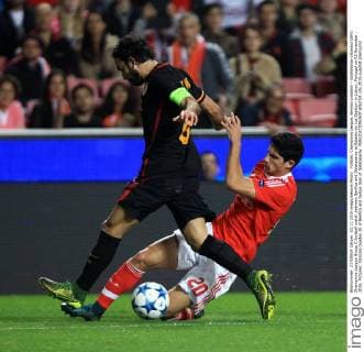 Fußball, Champions League, Benfica Lissabon - Galatasaray Istanbul UEFA Champions League Group C football match between Benfica and Galatasaray at Estadio da Luz Stadium in Lisbon, Portugal on 03 November , 2015. Pictured: Goncalo Guedes 20 of Benfica and Selcuk Inan of Galatasaray. 