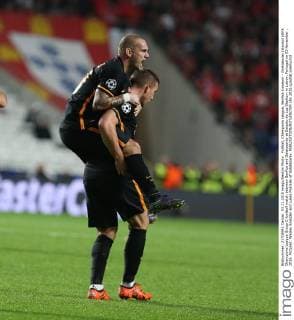 Fußball, Champions League, Benfica Lissabon - Galatasaray Istanbul UEFA Champions League Group C football match between Benfica and Galatasaray at Estadio da Luz Stadium in Lisbon, Portugal on 03 November , 2015. Pictured: Wesley Sneijder and Lukas Podolski of Galatasaray. 