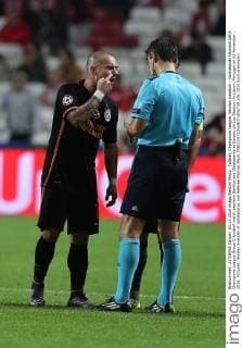 Fußball, Champions League, Benfica Lissabon - Galatasaray Istanbul UEFA Champions League Group C football match between Benfica and Galatasaray at Estadio da Luz Stadium in Lisbon, Portugal on 03 November , 2015. Pictured: Wesley Sneijder of Galatasaray and Referee Milorad Mazic 