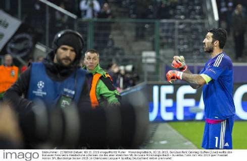 Mönchengladbach, 03.11.2015, Borussia Park Gianluigi Buffon (Juve) wollte den Borussen Fans seine Handschuhe schenken die das aber ablehnten VfL Borussia Mönchengladbach - Juventus Turin mm