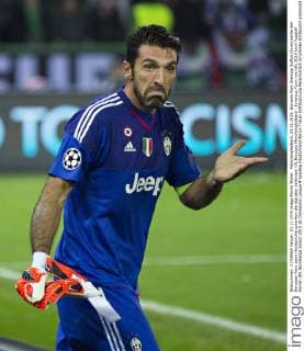 Mönchengladbach, 03.11.2015, Borussia Park Gianluigi Buffon (Juve) wollte den Borussen Fans seine Handschuhe schenken die das aber ablehnten VfL Borussia Mönchengladbach - Juventus Turin mm