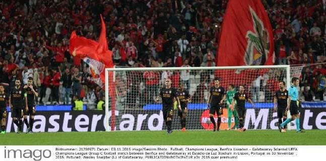 Fußball, Champions League, Benfica Lissabon - Galatasaray Istanbul UEFA Champions League Group C football match between Benfica and Galatasaray at Estadio da Luz Stadium in Lisbon, Portugal on 03 November , 2015. Pictured: Wesley Sneijder (L) of Galatasaray. 