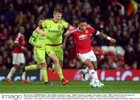Fußball, Champions League, Manchester United - ZSKA Moskau Pontus Wernbloom of CSKA battles Memphis Depay of Manchester United ManU - Manchester United vs CSKA Moscow - UEFA Champion s League - Old Trafford - Manchester - 03 11 2015 Pic Philip Oldham SportImage EDITORIAL USE ONLY. No use with unauthorised audio, video, data, fixture lists, club league logos or live services. Online in-match use limited to 120 images, no video emulation. No use in betting, games or single club league player publications.