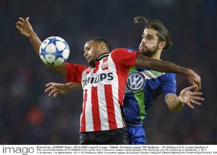 Fußball, Champions League, PSV Eindhoven - VfL Wolfsburg (L-R) Luciano Narsingh of PSV, Ricardo Rodriguez of Vfl Wolfsburg during the UEFA Champions League match between PSV Eindhoven and VfL Wolfsburg on November 3, 2015 in Eindhoven, The Netherlands. PSV v VfL Wolfsburg UEFA Champions League 2015 2016 xVIxxIVx 4541116