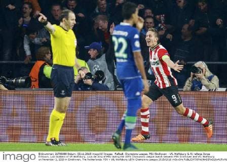 Fußball, Champions League, PSV Eindhoven - VfL Wolfsburg (L-R) referee Jonas Eriksson, Luiz Gustavo of Vfl Wolfsburg, Luuk de Jong of PSV during the UEFA Champions League match between PSV Eindhoven and VfL Wolfsburg on November 3, 2015 in Eindhoven, The Netherlands. PSV v VfL Wolfsburg UEFA Champions League 2015 2016 xVIxxIVx 4541117