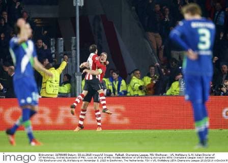 Fußball, Champions League, PSV Eindhoven - VfL Wolfsburg (L-R) Julian Draxler of Vfl Wolfsburg, Andres Guardado of PSV, Luuk de Jong of PSV Nicklas Bendtner of Vfl Wolfsburg during the UEFA Champions League match between PSV Eindhoven and VfL Wolfsburg on November 3, 2015 in Eindhoven, The Netherlands. PSV v VfL Wolfsburg UEFA Champions League 2015 2016 xVIxxIVx 4541119