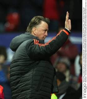 Fußball, Champions League, Manchester United - ZSKA Moskau Louis Van Gaal, manager of Manchester United ManU waves to fans at full time - Manchester United vs CSKA Moscow - UEFA Champion s League - Old Trafford - Manchester - 03 11 2015 Pic Philip Oldham SportImage EDITORIAL USE ONLY. No use with unauthorised audio, video, data, fixture lists, club league logos or live services. Online in-match use limited to 120 images, no video emulation. No use in betting, games or single club league player publications.