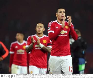 Fußball, Champions League, Manchester United - ZSKA Moskau Chris Smalling of Manchester United ManU applauds the fans at full time - Manchester United vs CSKA Moscow - UEFA Champion s League - Old Trafford - Manchester - 03 11 2015 Pic Philip Oldham SportImage EDITORIAL USE ONLY. No use with unauthorised audio, video, data, fixture lists, club league logos or live services. Online in-match use limited to 120 images, no video emulation. No use in betting, games or single club league player publications.
