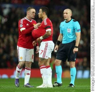 Fußball, Champions League, Manchester United - ZSKA Moskau Wayne Rooney of Manchester United ManU has words with Memphis Depay before a free kick - Manchester United vs CSKA Moscow - UEFA Champion s League - Old Trafford - Manchester - 03 11 2015 Pic Philip Oldham SportImage EDITORIAL USE ONLY. No use with unauthorised audio, video, data, fixture lists, club league logos or live services. Online in-match use limited to 120 images, no video emulation. No use in betting, games or single club league player publications.