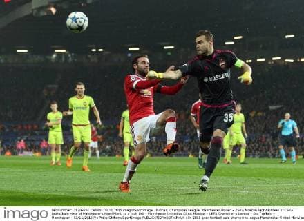Fußball, Champions League, Manchester United - ZSKA Moskau Igor Akinfeev of CSKA beats Juan Mata of Manchester United ManU to a high ball - Manchester United vs CSKA Moscow - UEFA Champion s League - Old Trafford - Manchester - 03 11 2015 Pic Philip Oldham SportImage EDITORIAL USE ONLY. No use with unauthorised audio, video, data, fixture lists, club league logos or live services. Online in-match use limited to 120 images, no video emulation. No use in betting, games or single club league player publications.