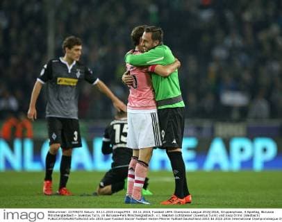 03.11.2015, Fussball UEFA Champions League 2015 2016, Gruppenphase, 4.Spieltag, Borussia Mönchengladbach - Juventus Turin, im Borussia-Park Mönchengladbach. v.l. Stephan Lichtsteiner (Juventus Turin) und Josip Drmic (Gladbach) 