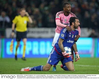 03.11.2015, Fussball UEFA Champions League 2015 2016, Gruppenphase, 4.Spieltag, Borussia Mönchengladbach - Juventus Turin, im Borussia-Park Mönchengladbach. v.l. Patrice Evra (Juventus Turin) und Torwart Gianluigi Buffon (Juventus Turin) 