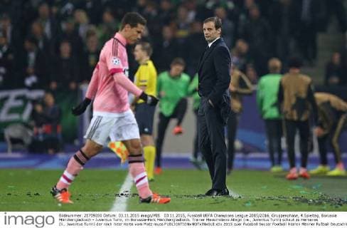 03.11.2015, Fussball UEFA Champions League 2015 2016, Gruppenphase, 4.Spieltag, Borussia Mönchengladbach - Juventus Turin, im Borussia-Park Mönchengladbach. Trainer Massimiliano Allegri (re., Juventus Turin) schaut zu Hernanes (li., Juventus Turin) der nach roter Karte vom Platz muss 