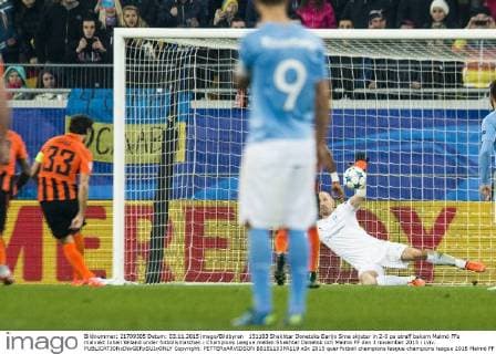 151103 Shakhtar Donetsks Darijo Srna skjuter in 2-0 pa straff bakom Malmö FFs malvakt Johan Wiland under fotbollsmatchen i Champions League mellan Shakhtar Donetsk och Malmö FF den 3 november 2015 i Lviv.  Copyright: PETTERxARVIDSON BB151103PA119