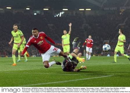 Fußball, Champions League, Manchester United - ZSKA Moskau Igor Akinfeev of CSKA dives at the feet of Jesse Lingard of Manchester United ManU - Manchester United vs CSKA Moscow - UEFA Champion s League - Old Trafford - Manchester - 03 11 2015 Pic Philip Oldham SportImage EDITORIAL USE ONLY. No use with unauthorised audio, video, data, fixture lists, club league logos or live services. Online in-match use limited to 120 images, no video emulation. No use in betting, games or single club league player publications.