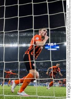 151103 Shakhtar Donetsks Oleksandr GladkyyÊjublar efter sitt 1-0 mal, i bakgrunden BernardÊ(tv) och Alex Teixeira (th) under fotbollsmatchen i Champions League mellan Shakhtar Donetsk och Malmö FF den 3 november 2015 i Lviv.  Copyright: PETTERxARVIDSON BB151103PA127