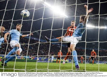 151103 Shakhtar Donetsks Oleksandr GladkyyÊgör 1-0 i kamp med Malmö FFs Rasmus Bengtsson och Kari Arnason under fotbollsmatchen i Champions League mellan Shakhtar Donetsk och Malmö FF den 3 november 2015 i Lviv.  Copyright: PETTERxARVIDSON BB151103PA129
