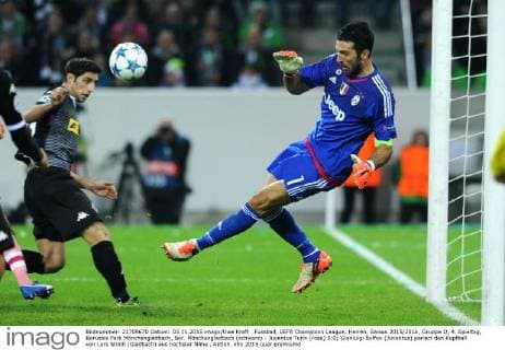Fussball, UEFA Champions League, Herren, Saison 2015 2016, Gruppe D, 4. Spieltag, Borussia Park Mönchengladbach, Bor. Mönchengladbach (schwarz) - Juventus Turin (rosa) 0:0; Gianluigi Buffon (Juventus) pariert den Kopfball von Lars Stindl (Gladbach) aus nächster Nähe , Aktion.