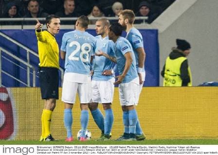 151103 Malmö FFs Nikola Djurjic, Vladimir Rodic, Yoshimar Yot?n och Rasmus Bengtsson är irriterade pa Domare Ovidiu Hategan efter att han dömt en straff under fotbollsmatchen i Champions League mellan Shakhtar Donetsk och Malmö FF den 3 november 2015 i Lviv.  Copyright: PETTERxARVIDSON BB151103PA157