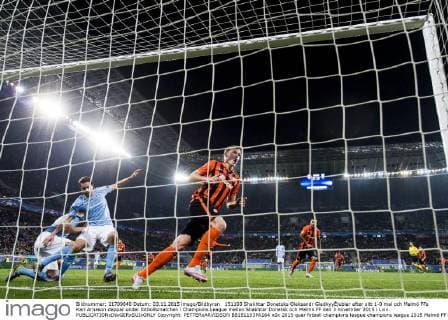 151103 Shakhtar Donetsks Oleksandr GladkyyÊjublar efter sitt 1-0 mal och Malmö FFs Kari Arnason deppar under fotbollsmatchen i Champions League mellan Shakhtar Donetsk och Malmö FF den 3 november 2015 i Lviv.  Copyright: PETTERxARVIDSON BB151103PA164