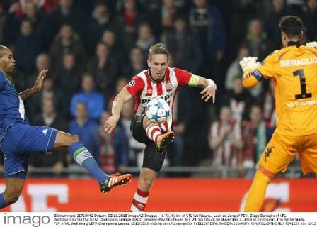 (L-R), Naldo of VFL Wolfsburg., Luuk de Jong of PSV, Diego Benaglio of VFL Wolfsburg during the UEFA Champions League match between PSV Eindhoven and VfL Wolfsburg on November 3, 2015 in Eindhoven, The Netherlands. PSV v VfL Wolfsburg UEFA Champions League 2015 2016 xVIxJeroenxPutmansxIVx 4541656