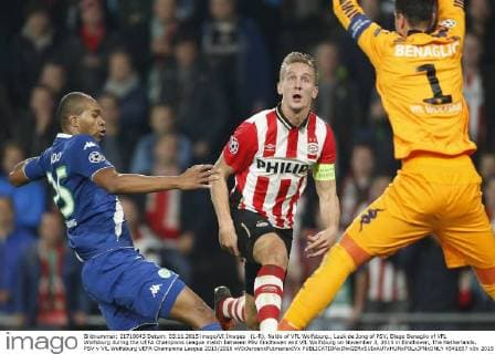 (L-R), Naldo of VFL Wolfsburg., Luuk de Jong of PSV, Diego Benaglio of VFL Wolfsburg during the UEFA Champions League match between PSV Eindhoven and VfL Wolfsburg on November 3, 2015 in Eindhoven, The Netherlands. PSV v VfL Wolfsburg UEFA Champions League 2015 2016 xVIxJeroenxPutmansxIVx 4541657