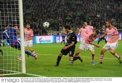 Champions League: Borussia Mönchengladbach - Juventus Turin 03.11.2015. Torchance durch Lars Stindl (BMG Mitte) freistehend vor Tw. Buffon. Re: Stephan Lichtsteiner und Leonardo Bonucci (alle Juve). HM