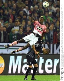 Champions League: Borussia Mönchengladbach - Juventus Turin 03.11.2015. Paul Pogba (Juve) fliegt über Granit Xhaka (BMG). HM