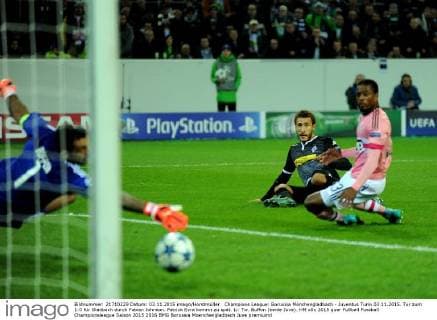Champions League: Borussia Mönchengladbach - Juventus Turin 03.11.2015. Tor zum 1:0 für Gladbach durch Fabian Johnson. Patrick Evra kommt zu spät. Li: Tw. Buffon (beide Juve). HM
