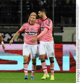 Champions League: Borussia Mönchengladbach - Juventus Turin 03.11.2015. Alvaro Morata umarmt den Torschützen zum 1:1 Ausgleich Stephan Lichtsteiner (beide Juve). HM