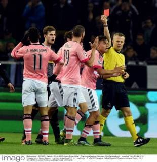 Champions League: Borussia Mönchengladbach - Juventus Turin 03.11.2015. Schiedsrichter Bjoern Kuipers zeigt Hernanes (Juve 11) die rote Karte. HM