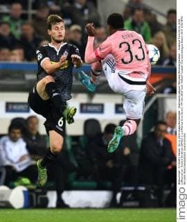 Champions League: Borussia Mönchengladbach - Juventus Turin 03.11.2015. Luftkampf zw. Havard Nordtveit (BMG li.) und Patrice Evra (Juve). HM