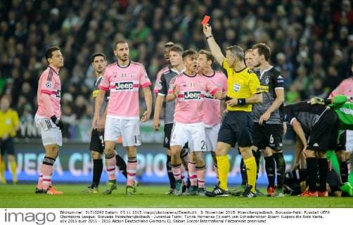 3. November 2015: Moenchengladbach, Borussia-Park: Fussball UEFA Champions League: Borussia Moenchengladbach - Juventus Turin: Turins Hernanes (l) sieht von Schiedsrichter Bjoern Kuipers die Rote Karte.