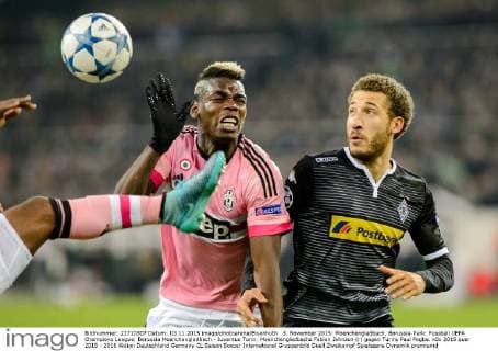 3. November 2015: Moenchengladbach, Borussia-Park: Fussball UEFA Champions League: Borussia Moenchengladbach - Juventus Turin: Moenchengladbachs Fabian Johnson (r) gegen Turins Paul Pogba.