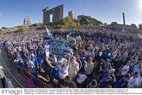 Baseball, MLB: World Series Sieger Kansas City Royals in Kansas City von tausenden Fans empfangen Nov. 3, 2015 - Kansas City, MO, USA - Kansas City Royals fans during the team s World Series celebration on Tuesday, Nov. 3, 2015, at Union Station in Kansas City, Mo. Ã¢â‚¬ËœGreatest teamÃ¢â‚¬â ¢ in Royals history saluted by thousands during World Series parade, rally - ZUMAm67_
