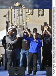 Baseball, MLB: World Series Sieger Kansas City Royals in Kansas City von tausenden Fans empfangen Nov. 3, 2015 - Kansas City, MO, USA - The Kansas City Royals Salvador Perez, left, and general manager Dayton Moore raise the championship trophy during the team s World Series celebration on Tuesday, Nov. 3, 2015, at Union Station in Kansas City, Mo. ‘Greatest teamâ€⠢ in Royals history saluted by thousands during World Series parade, rally - ZUMAm67_