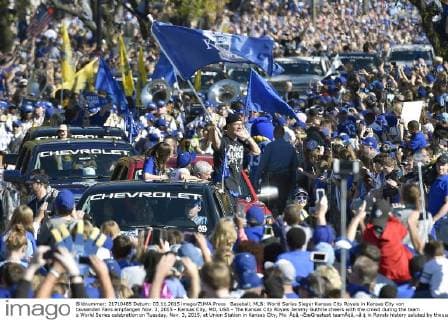 Baseball, MLB: World Series Sieger Kansas City Royals in Kansas City von tausenden Fans empfangen Nov. 3, 2015 - Kansas City, MO, USA - The Kansas City Royals Jeremy Guthrie cheers with the crowd during the team s World Series celebration on Tuesday, Nov. 3, 2015, at Union Station in Kansas City, Mo. Ã¢â‚¬ËœGreatest teamÃ¢â‚¬â ¢ in Royals history saluted by thousands during World Series parade, rally - ZUMAm67_