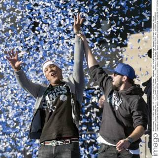 Baseball, MLB: World Series Sieger Kansas City Royals in Kansas City von tausenden Fans empfangen Nov. 3, 2015 - Kansas City, Missouri, U.S. - The Kansas City Royals SALVADOR PEREZ, left, and MIKE MOUSTAKAS celebrate on stage during the team s World Series rally on Tuesday at Union Station. Kansas City Royals World Series Victory Parade 2015 - ZUMAm67_